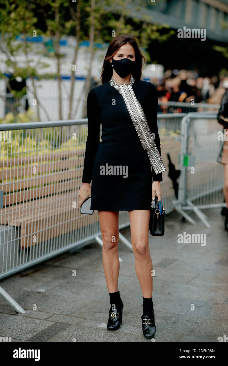 Street style, Louise Follain arriving at Louis Vuitton Spring Summer 2021  show, held at La Samaritaine, Paris, France, on October 6, 2020. Photo by  Marie-Paola Bertrand-Hillion/ABACAPRESS.COM Stock Photo - Alamy