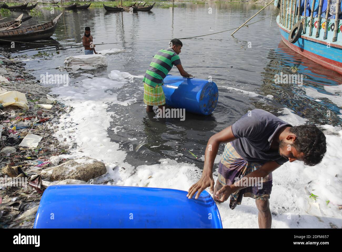Men clothes washing bangladesh hires stock photography and images Alamy