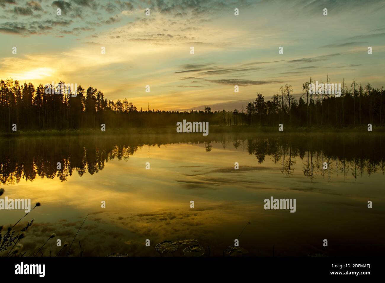 Sonnenaufgang an einem See in Finnland Stock Photo
