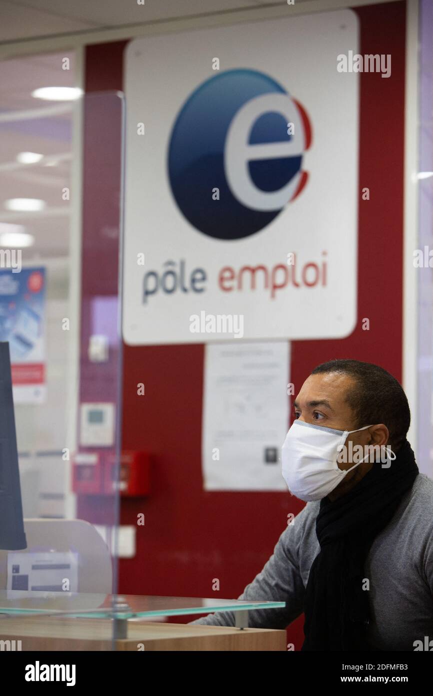 Staff Of Pole Emploi Next To Logo Of Pole Emploi As President Of The Region Ile De France Visits A Job Centre Pole Emploi In Argenteuil On November 17 2020 Photo By