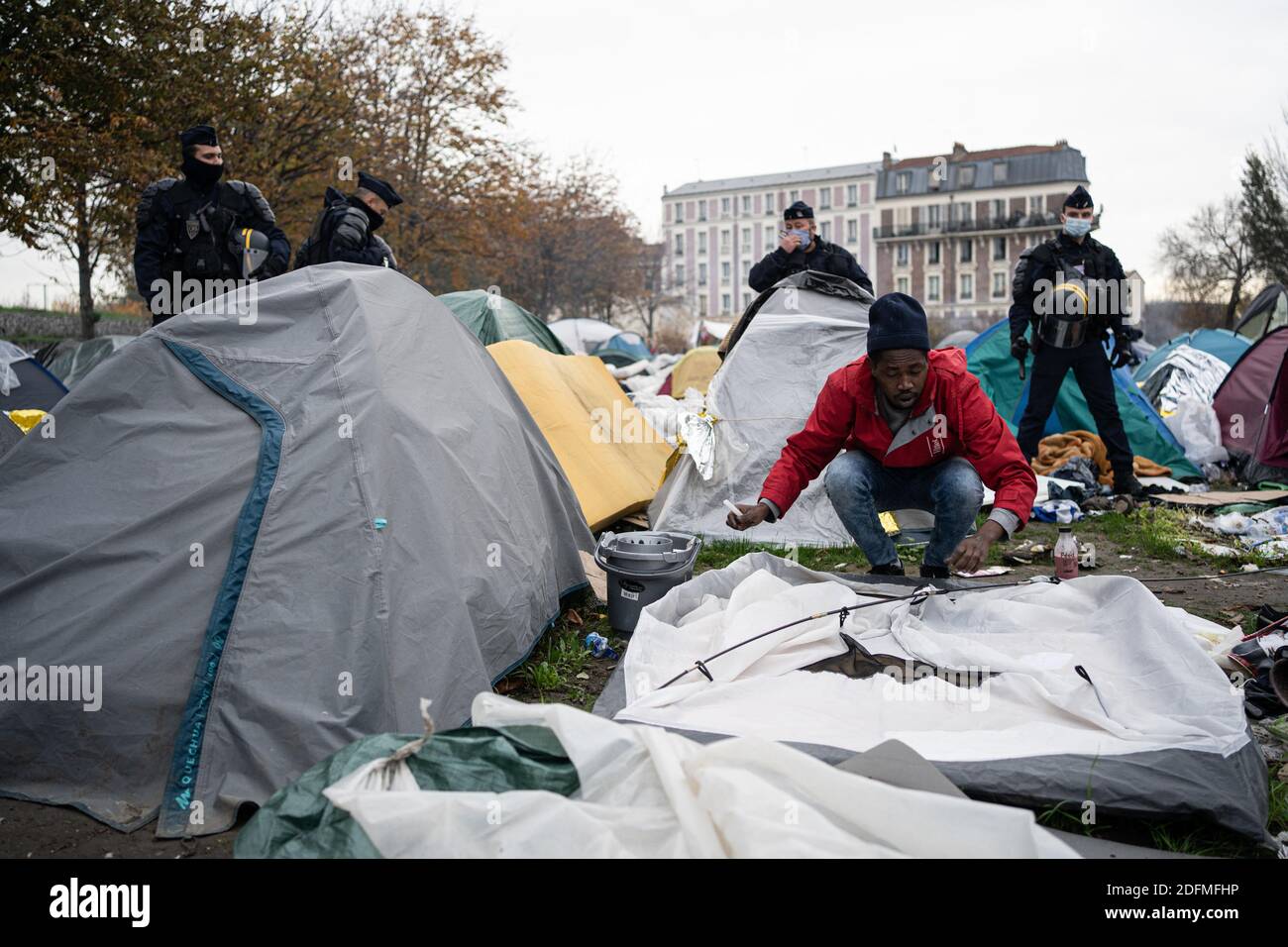 The Porte de Paris migrant camp, which housed nearly 2,500 people, is  dismantled and its occupants temporarily relocated. Paris, France, November  17, 2020. Photo by Florent Bardos/ABACAPRESS.COM Stock Photo - Alamy