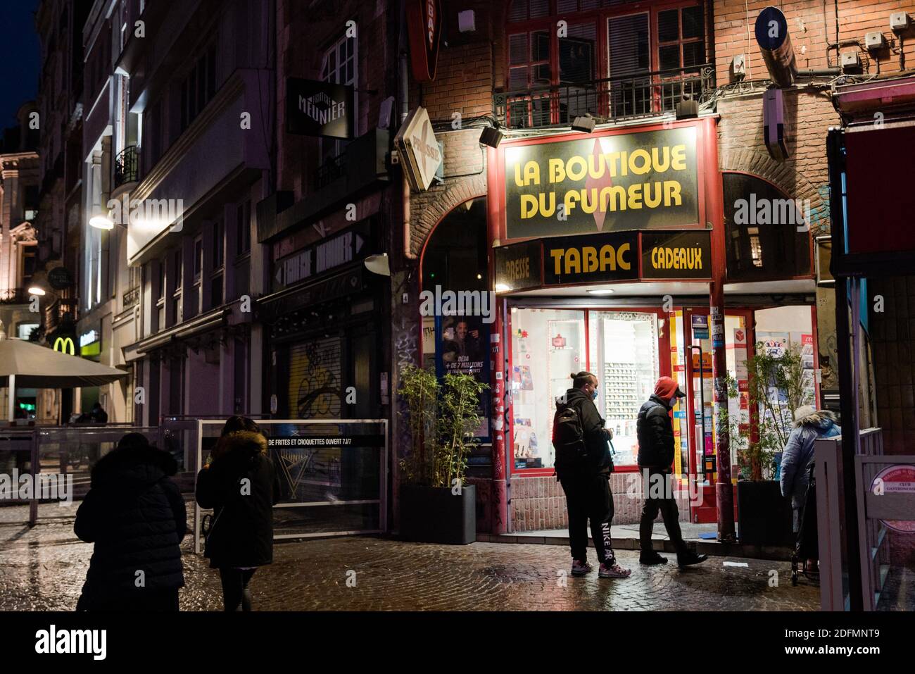 Oeple wait in front of a tobacco shop during a lockdown to curb the spread  of Covid-19 in Lille, France, on November 23, 2020. Photo by Julie  Sebadelha/ABACAPRESS.COM Stock Photo - Alamy