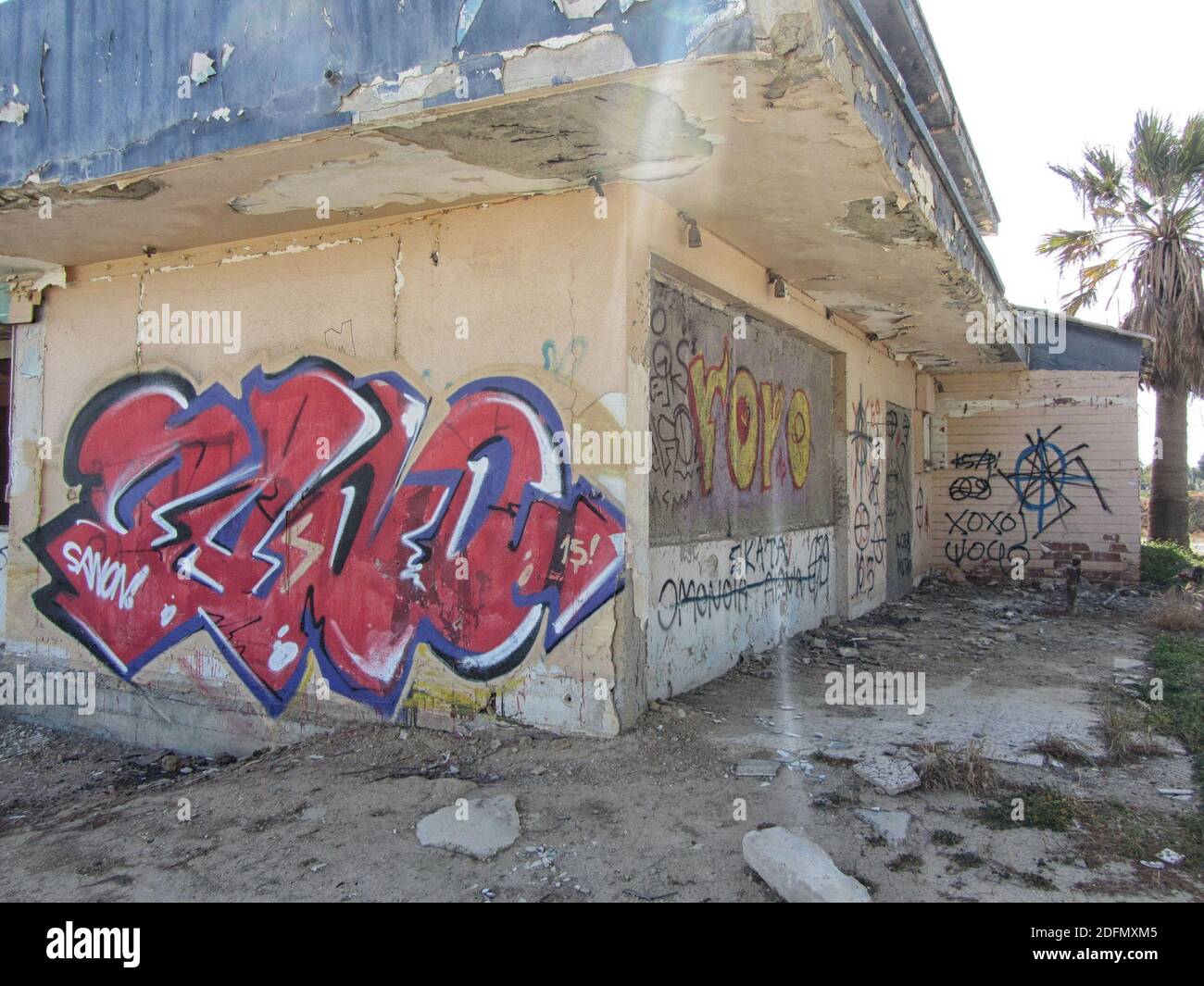 Abandoned bech cafe in Cyprus covered in graffitti in Greek Stock Photo