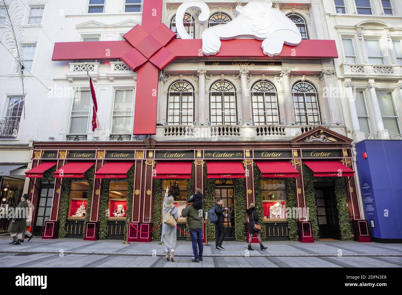 Shoppers queue outside Cartier in Mayfair. People have started flocking ...