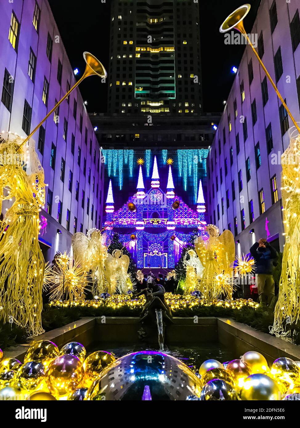 Saks fifth avenue new york exterior hi-res stock photography and images -  Alamy