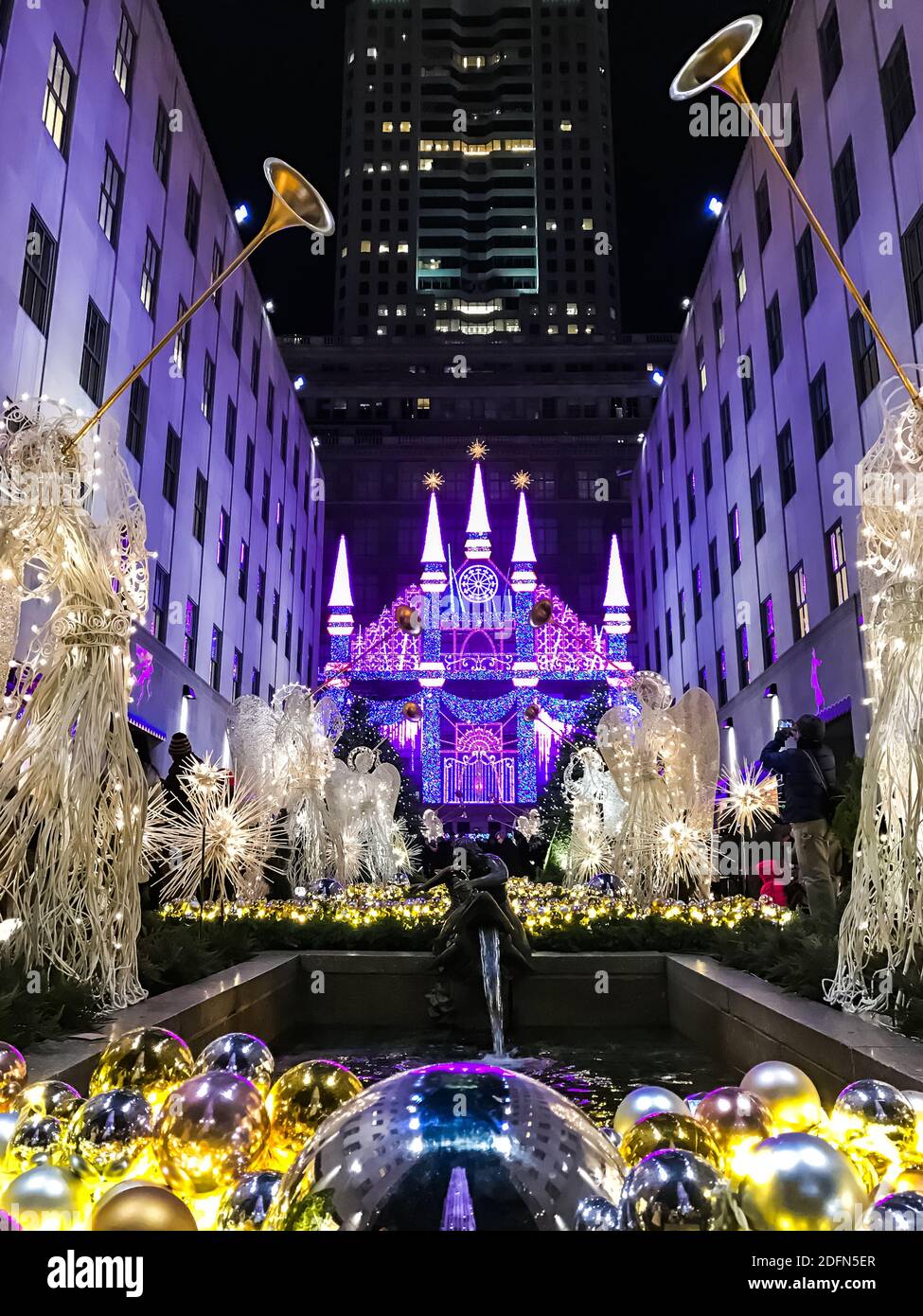 Saks Fifth Avenue オーナメント saksnewyorkmainfloorrenovation