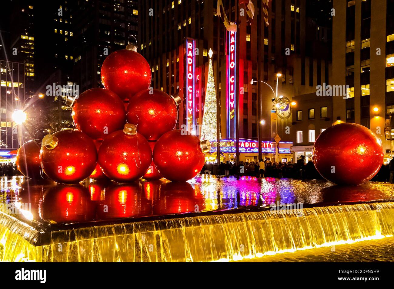 Khi bạn đến New York vào mùa lễ hội, bạn sẽ cảm thấy như đang đến một thế giới khác với các hoạt động, sự kiện đặc sắc cùng những món đồ trang trí lung linh, đa dạng. Hãy cùng chúng tôi khám phá những công trình trang trí đẹp mắt nhất của New York vào mùa Giáng sinh.