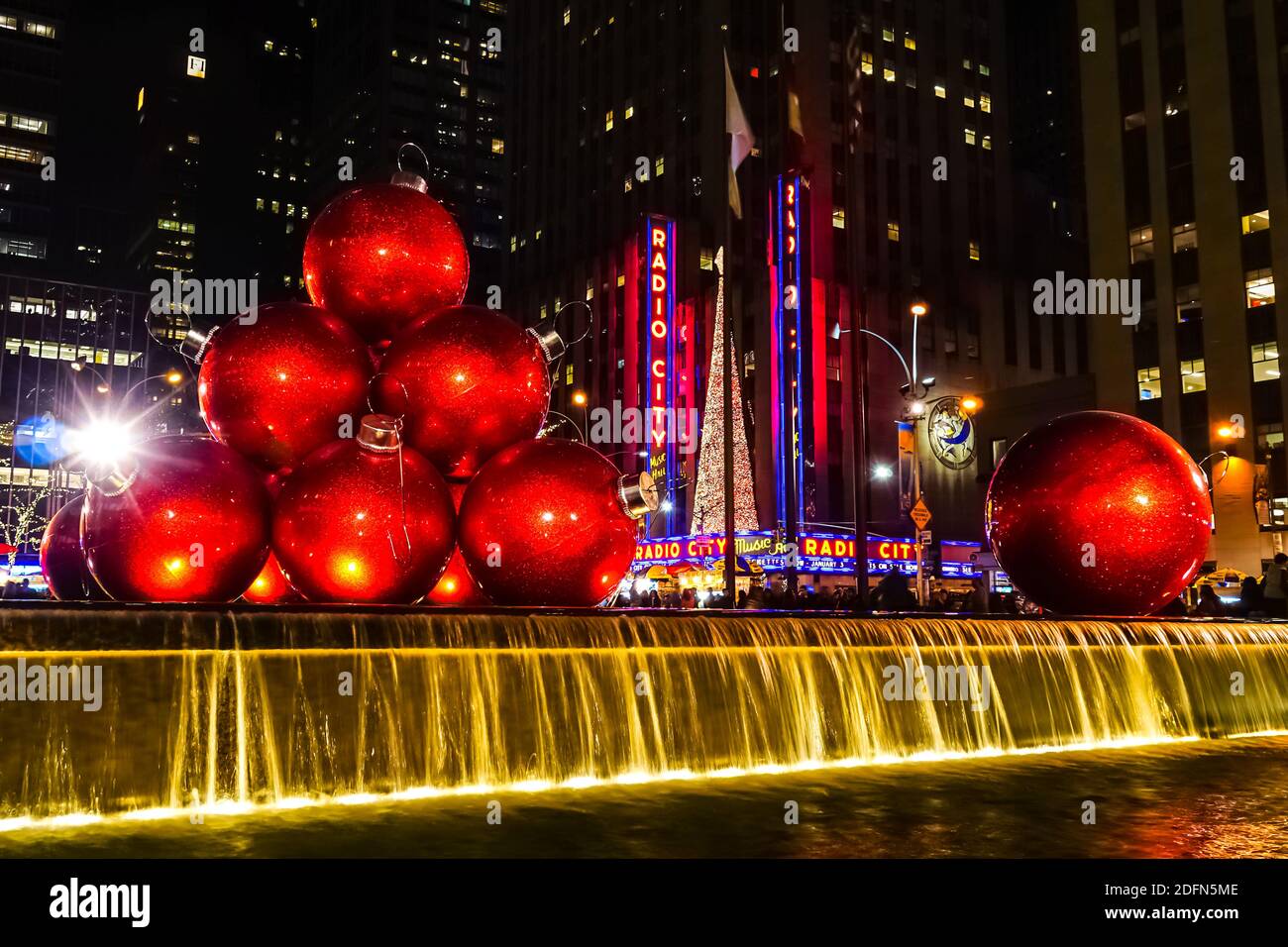 Holiday Decorations phủ khắp New York City sẽ đưa bạn đến một không gian đầy màu sắc và đầy ấm áp của ngày lễ. Từ những ngôi nhà được trang trí bằng những dây đèn đẹp mắt cho đến những cửa hàng sáng trọng, bạn sẽ có những trải nghiệm tuyệt vời trong chuyến đi đầy màu sắc này.