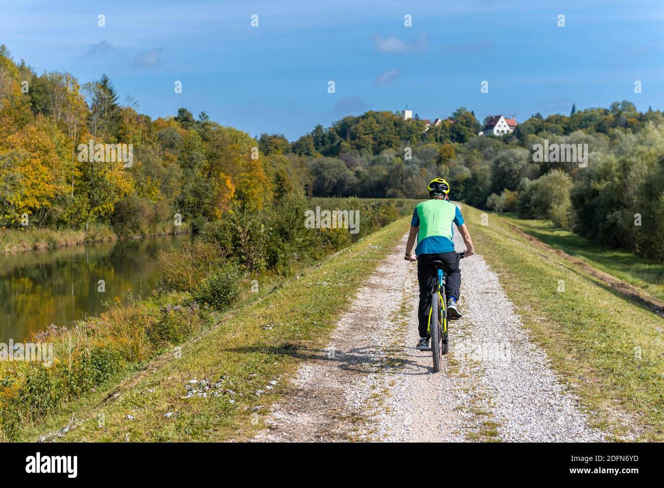 Cycle cyclists on the cycle path on the Isar canal dam, cycle cyclists on the cycle path on the Isar canal dam, Gruenwalder Burg, Gruenwald, Upper Stock Photo