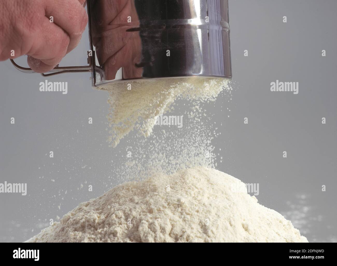 Sifted cake flour hires stock photography and images Alamy