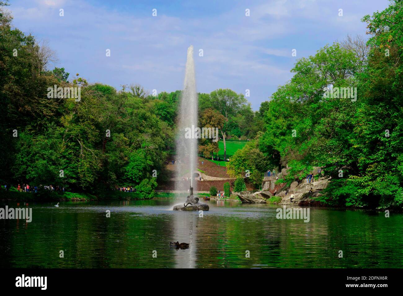 Fountain in the city park in the middle of the lake Stock Photo - Alamy