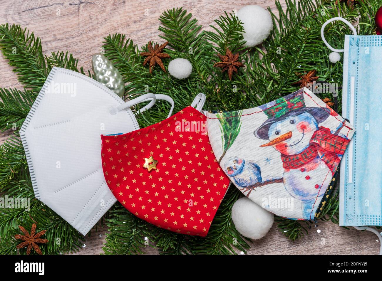 Weihnachtsdekoration mit grünen Tannenzweigen, und Corona Alltagsmasken Stock Photo
