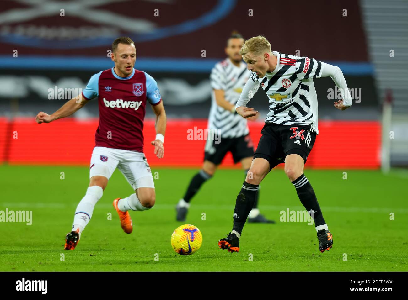 systematisk Rotere teater London Stadium, London, UK. 5th Dec, 2020. English Premier League Football, West  Ham United versus Manchester United; Donny van de Beek of Manchester Utd  takes on Vladimir Coufal of West Ham United