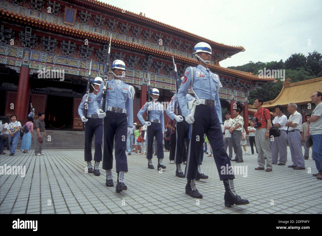 a guard at the Chiang Kai Shek Memorial Hall in the city centre of Taipei in Taiwan of East Aasia.   Taiwan, Taipei, May, 2001 Stock Photo