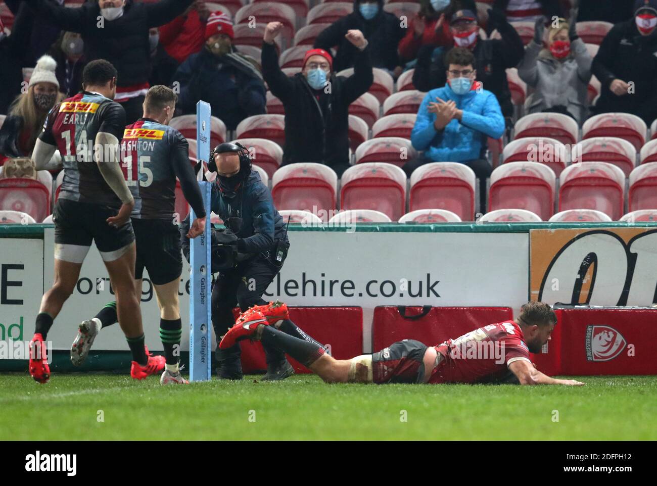 Gloucester Rugby's Ed Slater (right) scores his side's first try of the game during the Gallagher Premiership match at Kingsholm Stadium, Gloucester. Stock Photo