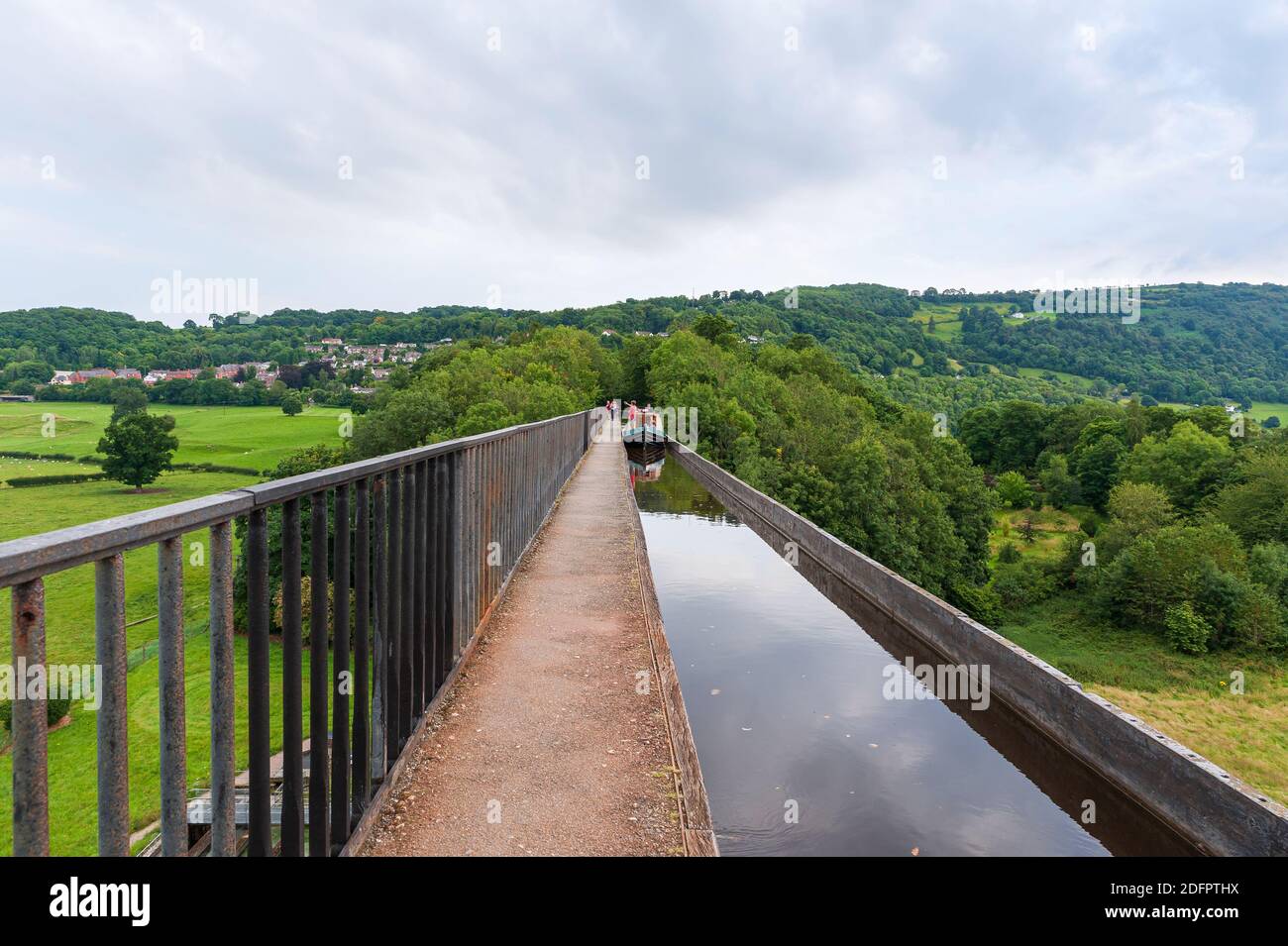 Navigable Pontcysyllte Aqueduct,  carries the Llangollen Canal waters across the River Dee in the Vale of Llangollen in northeast Wales. Stock Photo