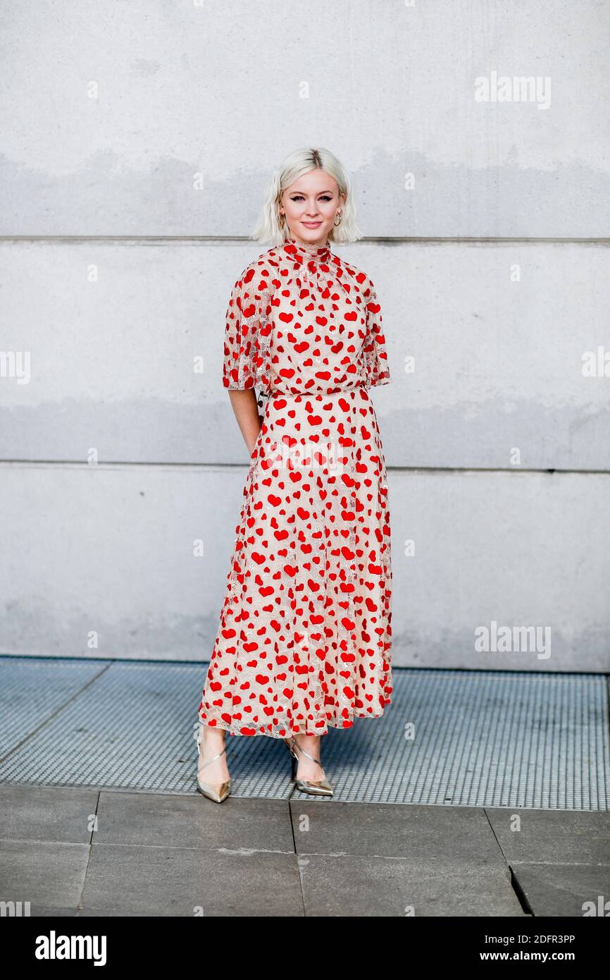 Street style, Zara Larsson arriving at Giambattista Valli spring summer  2019 ready-to-wear show, held at Palais des Congres, in Paris, France, on  October 1, 2018. Photo by Marie-Paola Bertrand-Hillion/ABACAPRESS.COM Stock  Photo -