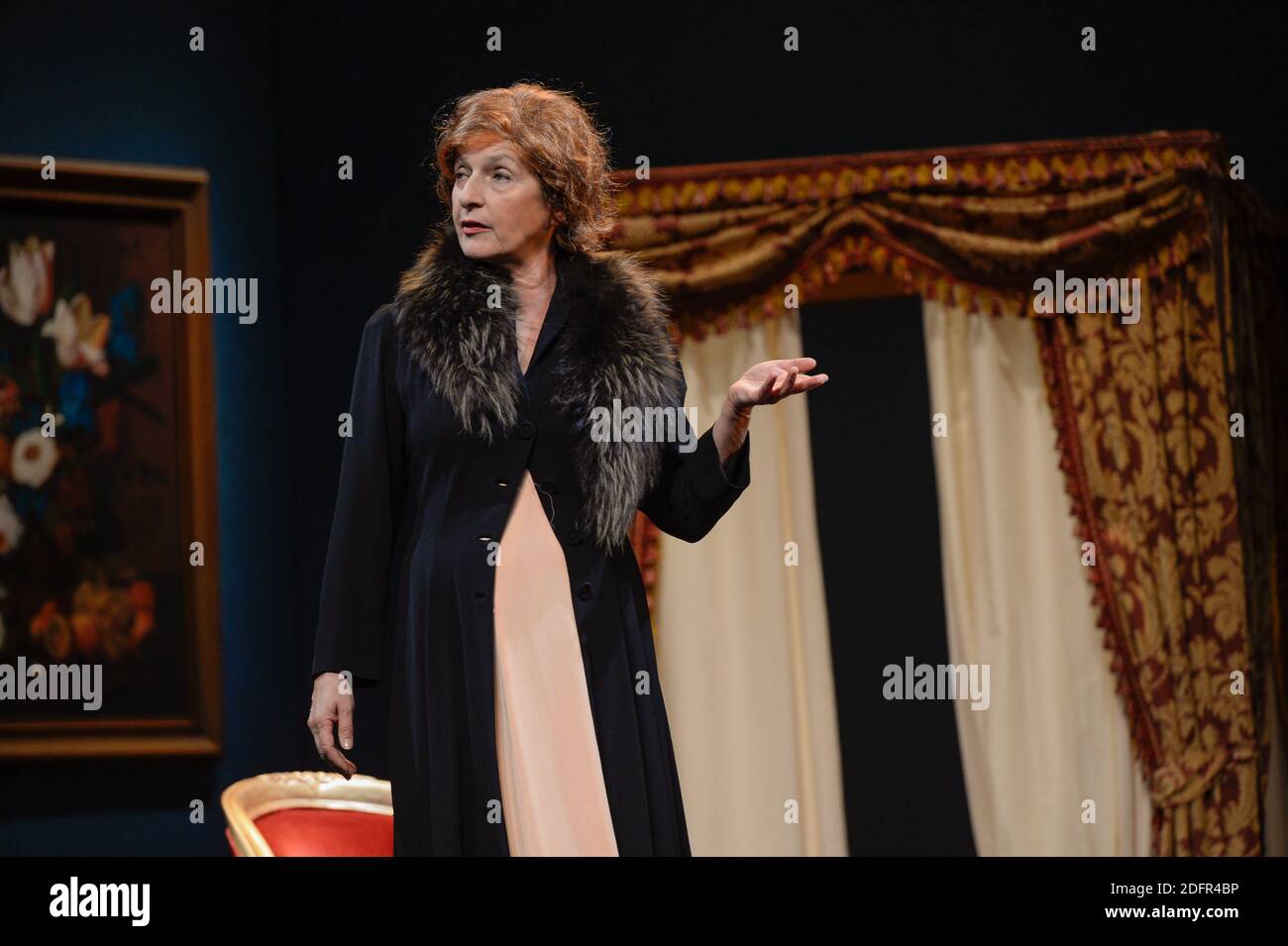 sophie-mounicot-sur-scene-lors-du-filage-de-la-piece-de-theatre-la-dame