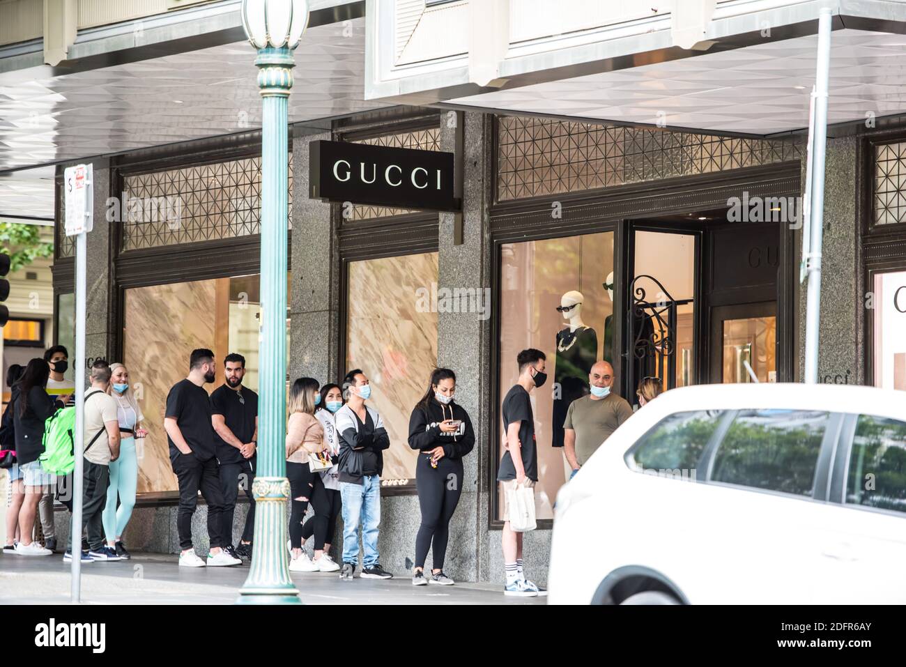 Forudsætning barmhjertighed tilskuer People seen lining up outside Gucci store on Collins Street in Melbourne  CBD Stock Photo - Alamy