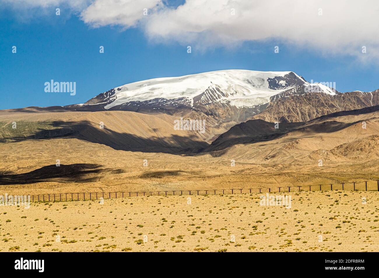 Border fence between China and Tajikistan, Murghob District, Tajikistan Stock Photo