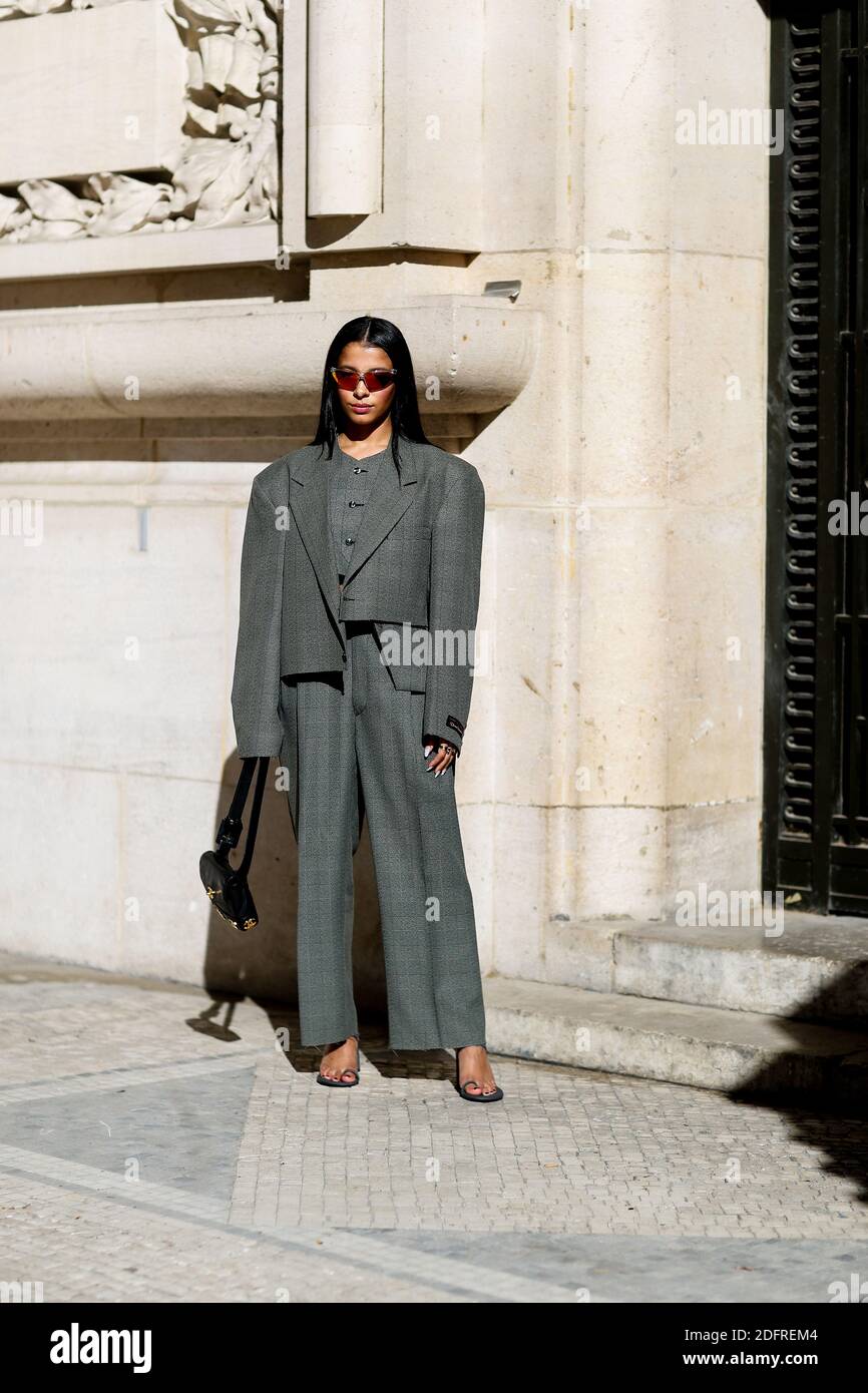 Street style, arriving at Maison Margiela spring summer 2019 ready-to-wear  show, held at Grand Palais, in Paris, France, on September 26, 2018. Photo  by Marie-Paola Bertrand-Hillion/ABACAPRESS.COM Stock Photo - Alamy