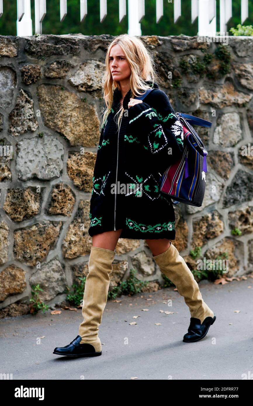 Street style, Blanca Miro Scrimieri arriving at Loewe spring summer 2019  ready-to-wear show, held at Unesco, in Paris, France, on September 28,  2018. Photo by Marie-Paola Bertrand-Hillion/ABACAPRESS.COM Stock Photo -  Alamy