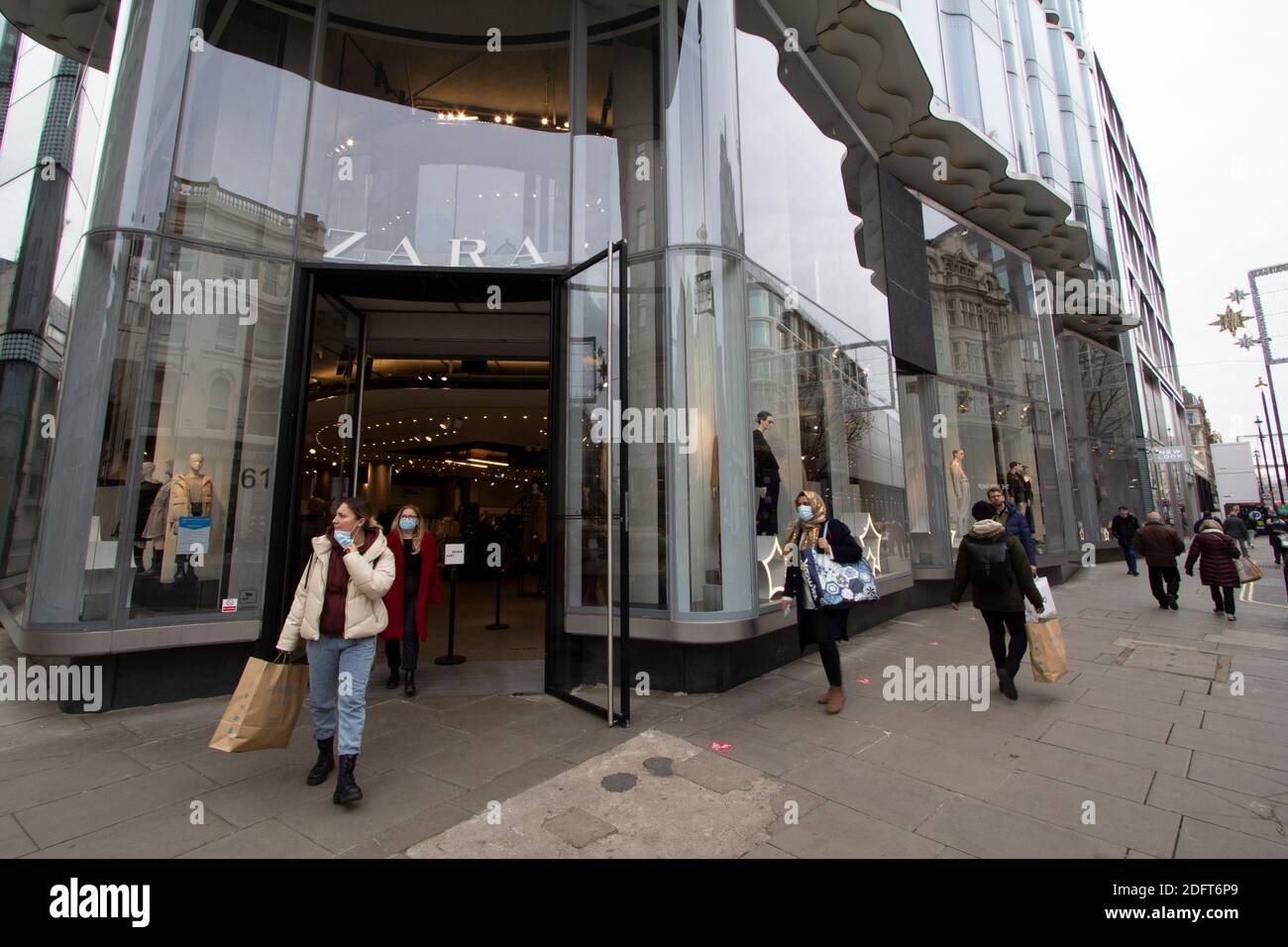 Zara retail fashion outlet Oxford Street London Stock Photo
