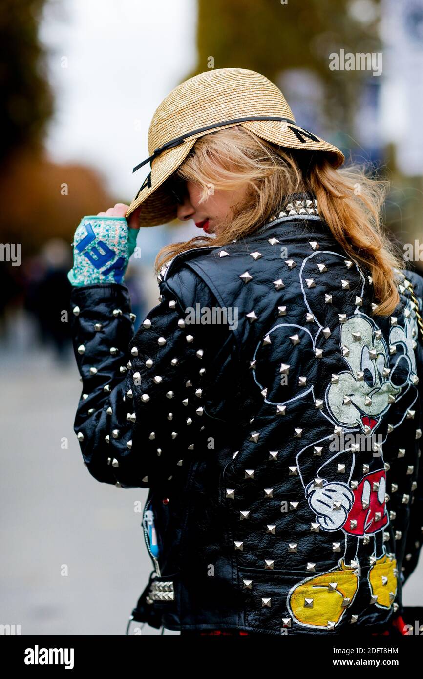 Street style, model Ondria Hardin after Chanel spring summer 2019  ready-to-wear show, held at Grand Palais, in Paris, France, on October 2nd,  2018. Photo by Marie-Paola Bertrand-Hillion/ABACAPRESS.COM Stock Photo -  Alamy