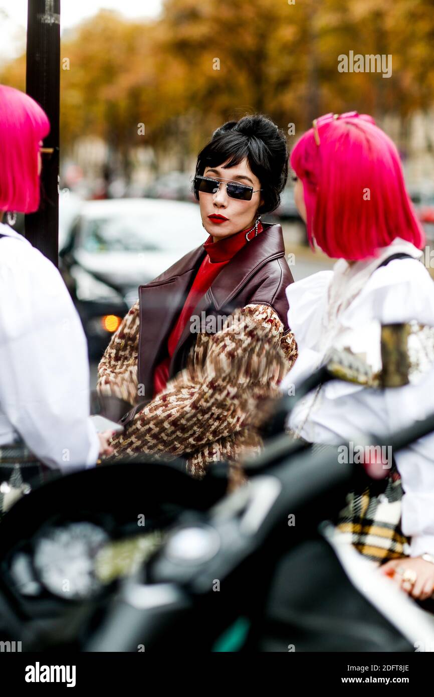 Street style, arriving at Chanel spring summer 2019 ready-to-wear show,  held at Grand Palais, in Paris, France, on October 2nd, 2018. Photo by  Marie-Paola Bertrand-Hillion/ABACAPRESS.COM Stock Photo - Alamy
