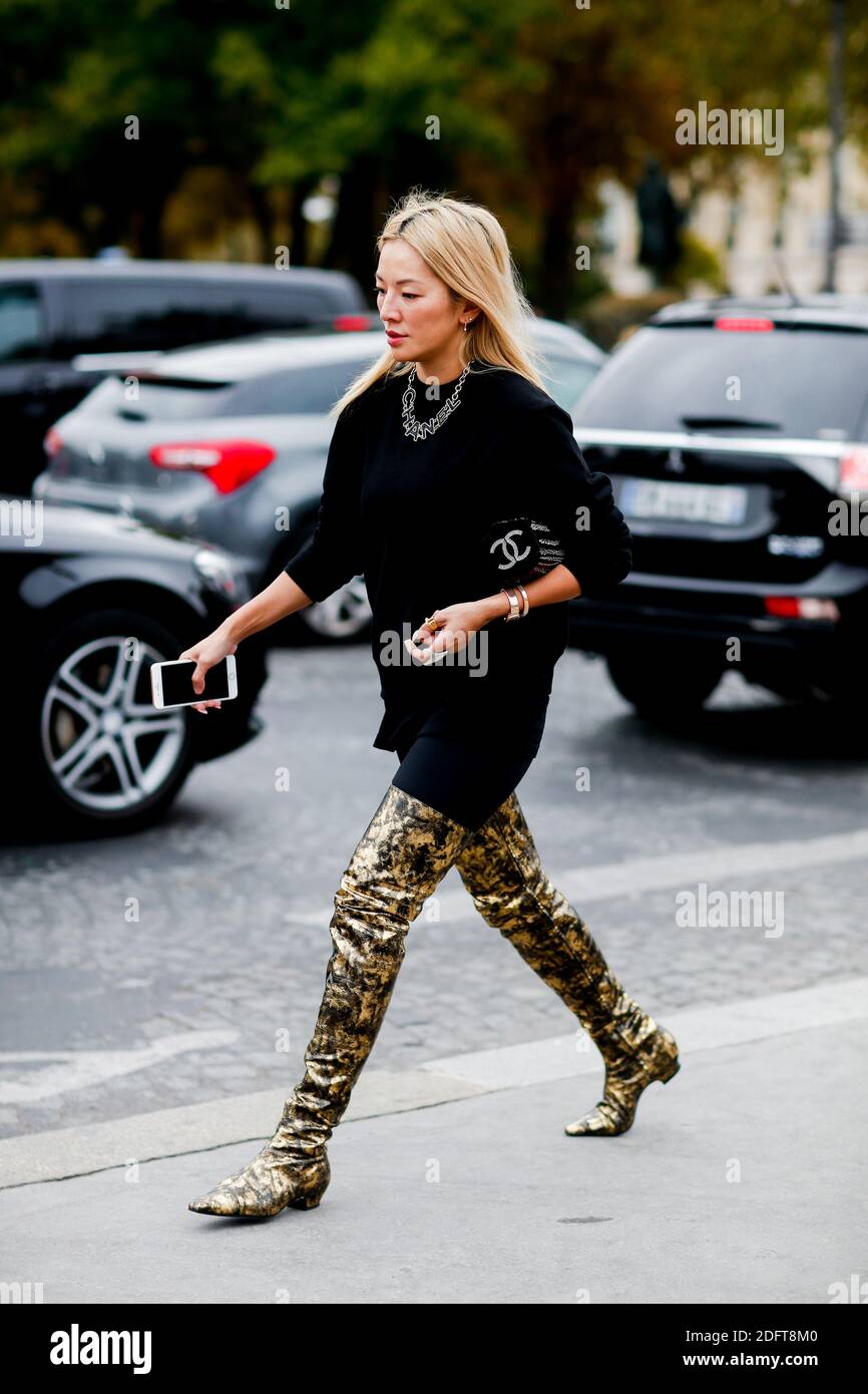 Street style, arriving at Chanel spring summer 2019 ready-to-wear show,  held at Grand Palais, in Paris, France, on October 2nd, 2018. Photo by  Marie-Paola Bertrand-Hillion/ABACAPRESS.COM Stock Photo - Alamy