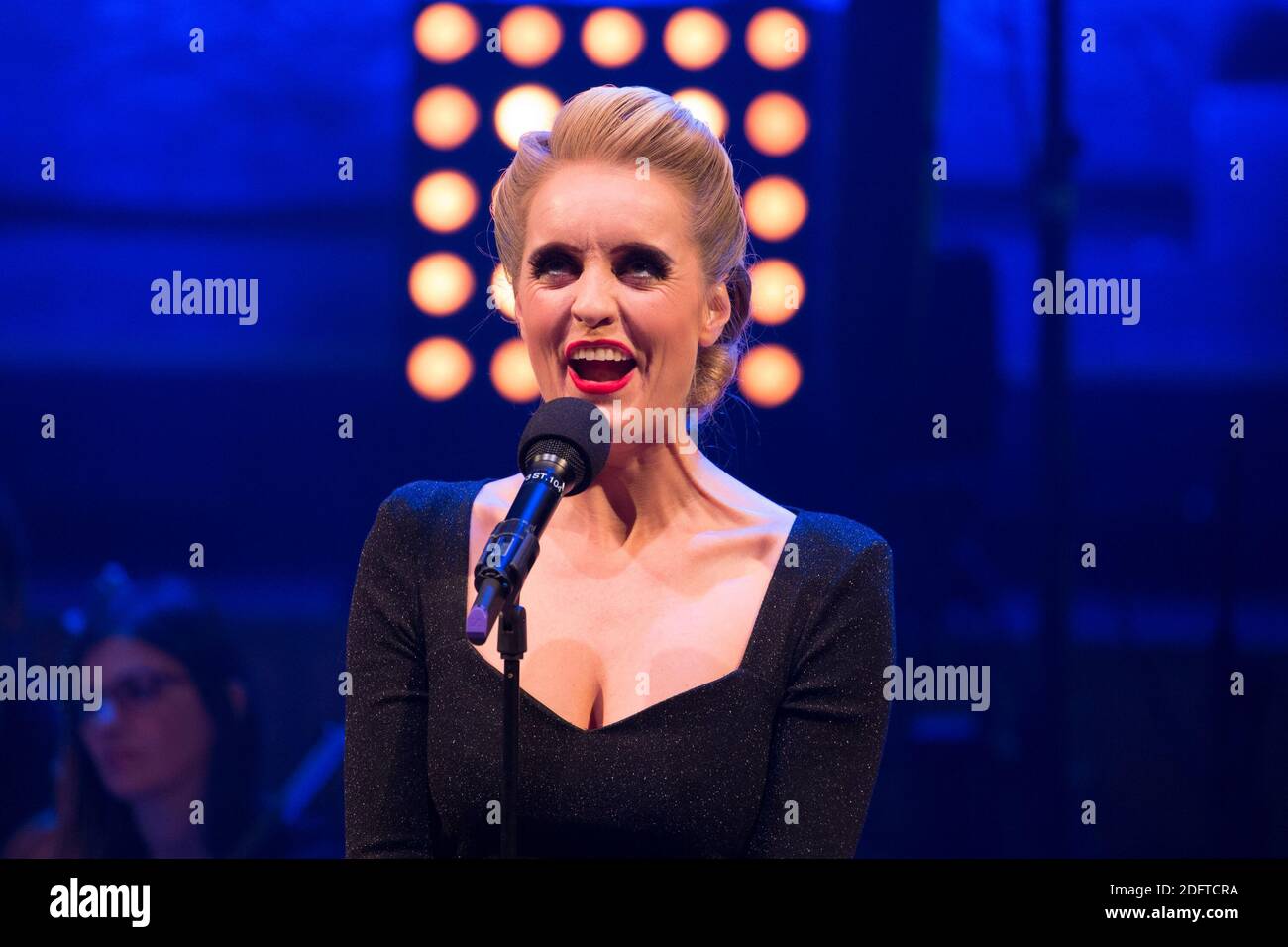 Emma Kate Nelson Singin In The Rain Lors Du 10eme Anniversaire De 42e Rue Au Studio