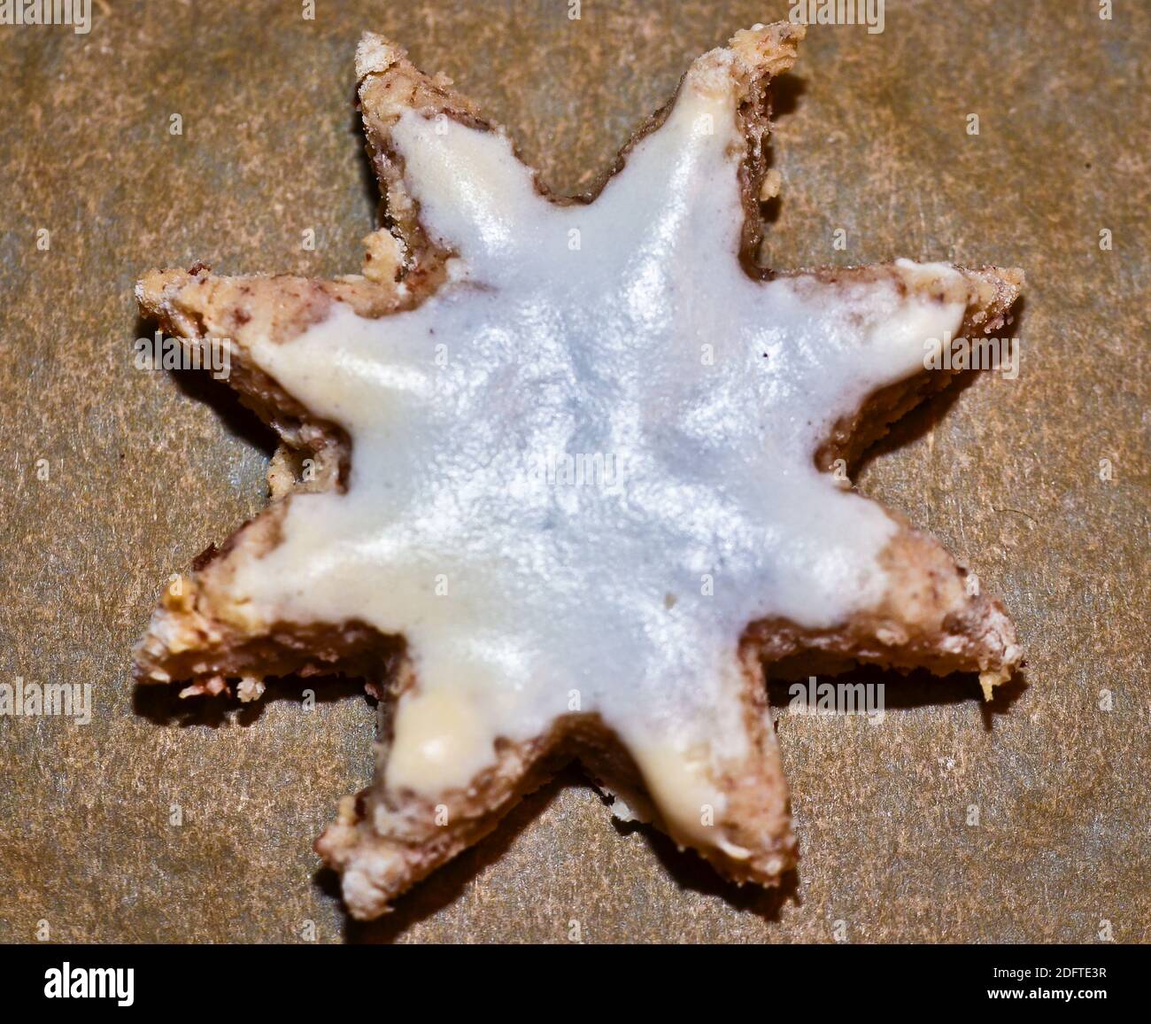 cinnamon stars, cookies flat layed on a baking sheet, ready to eat Stock Photo