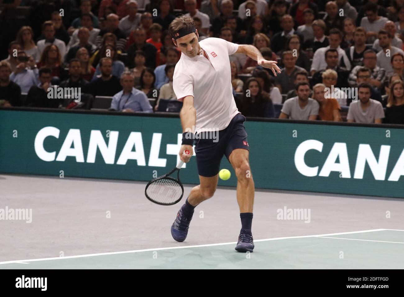Switzerland's Roger Federer playing in the1/8 of finals of the Rolex Tennis  Masters 2018, at the AccorHotels Arena, Paris, France on November 1, 2018.  Photo by Henri Szwarc/ABACAPRESS.COM Stock Photo - Alamy