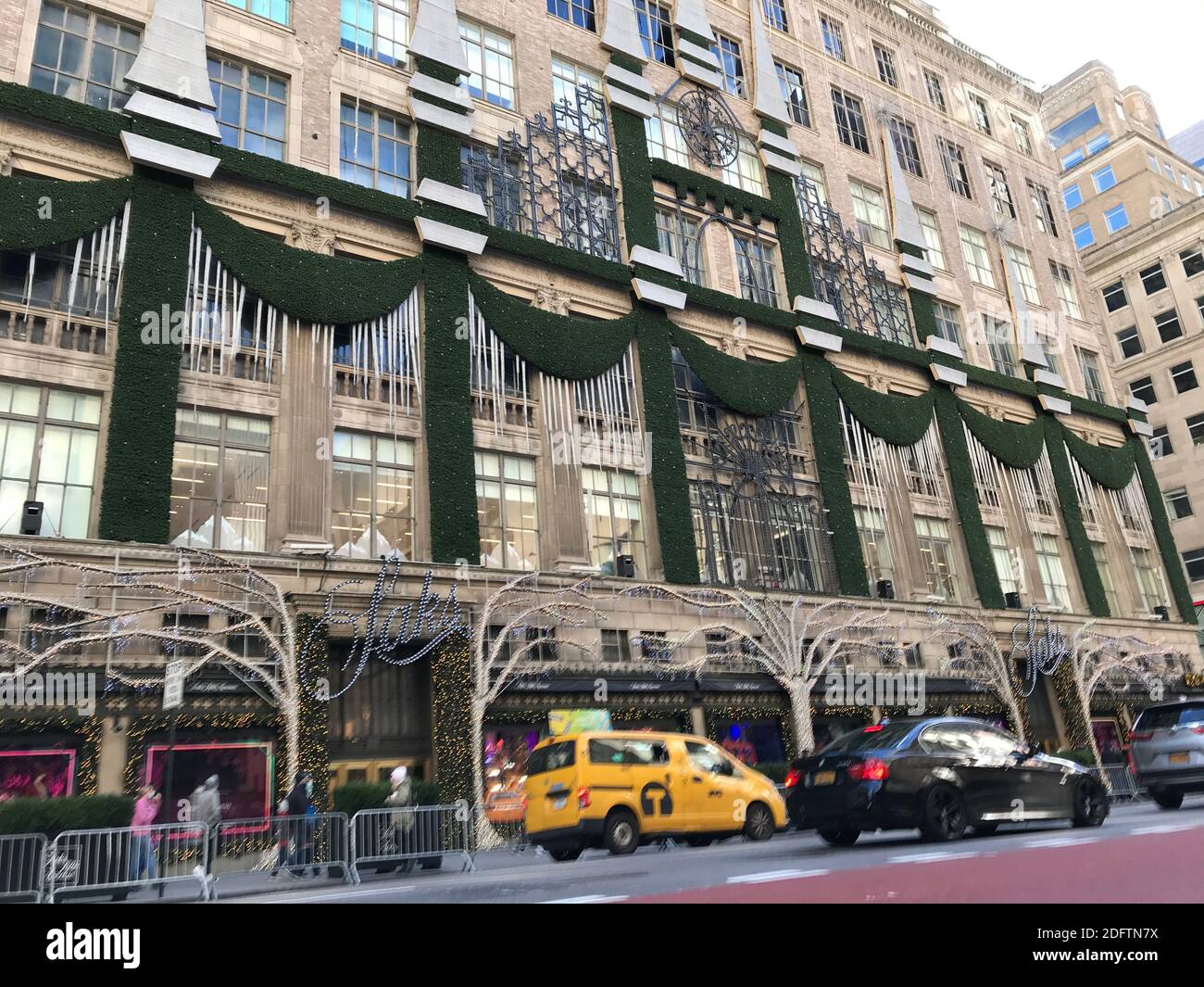 Sacks fifth avenue hi-res stock photography and images - Alamy