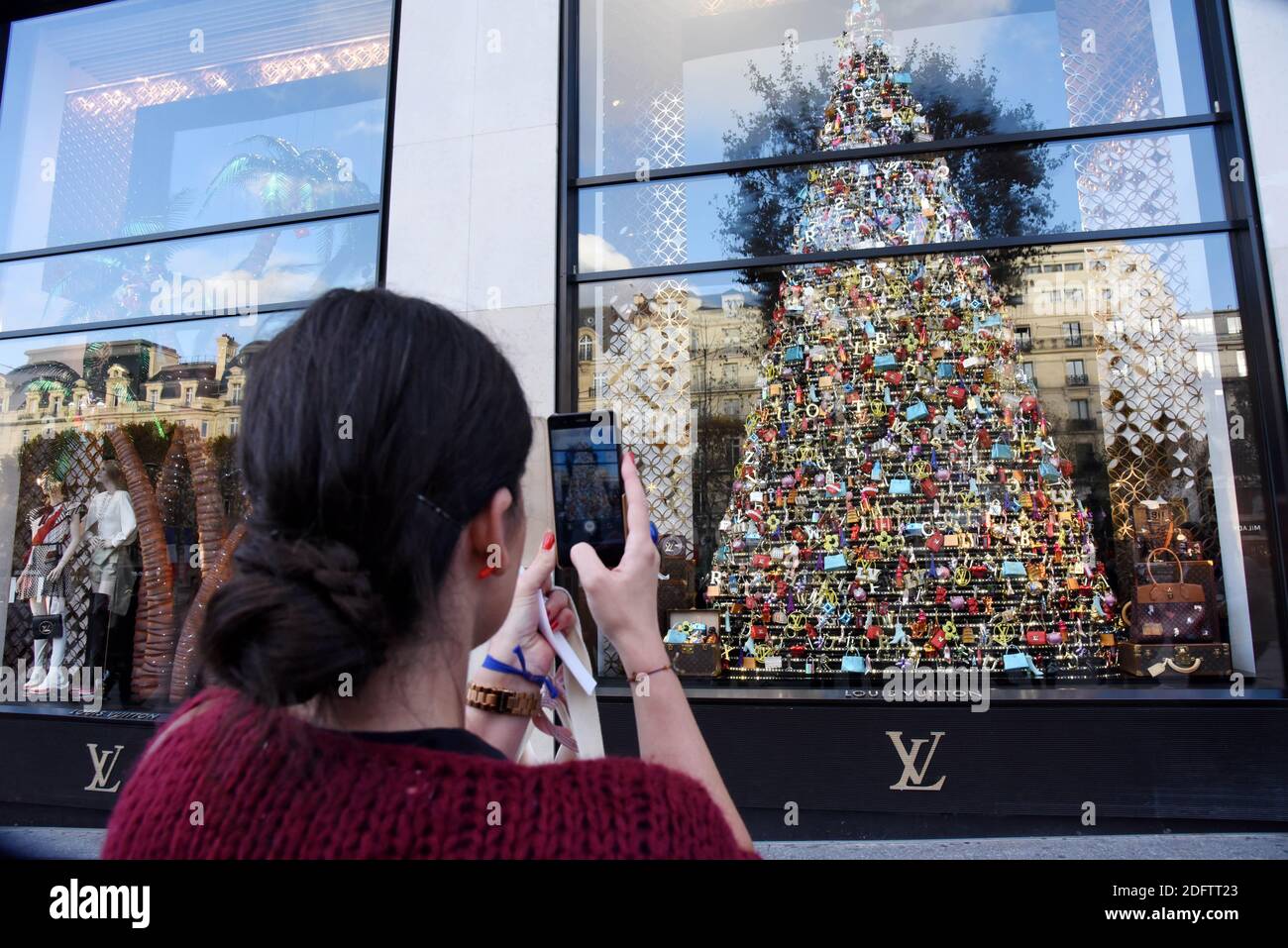 Louis Vuitton Christmas Tree Ornaments - 2018 Holiday Window Display