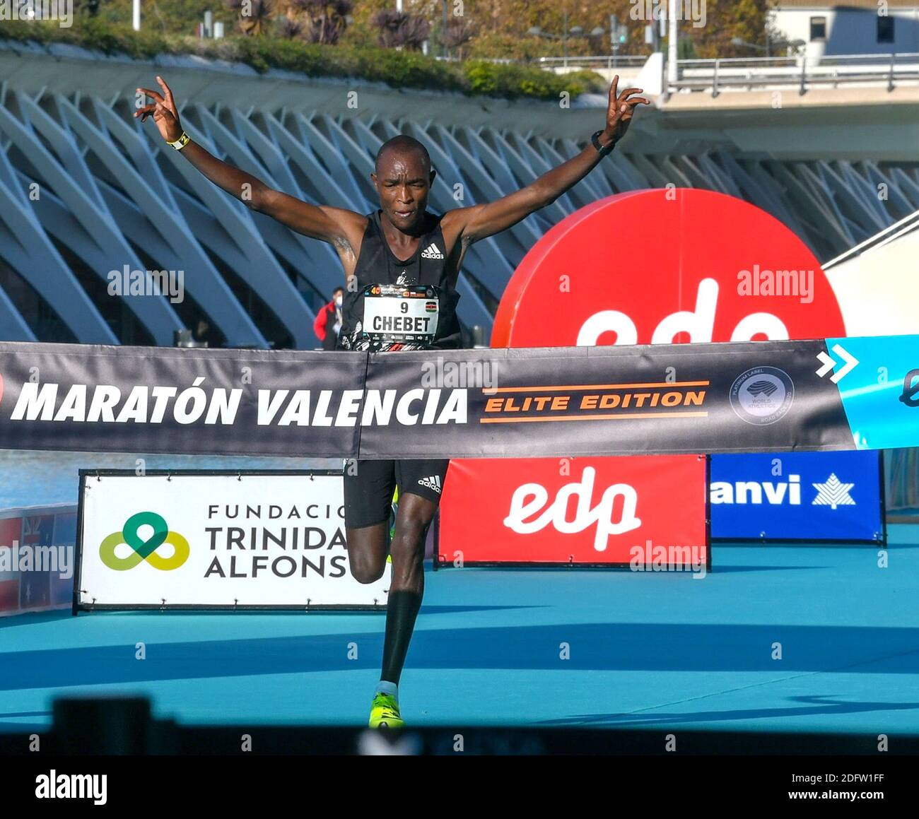 evans-chebet-of-kenia-wins-in-a-new-course-record-of-2-03-00-at-the