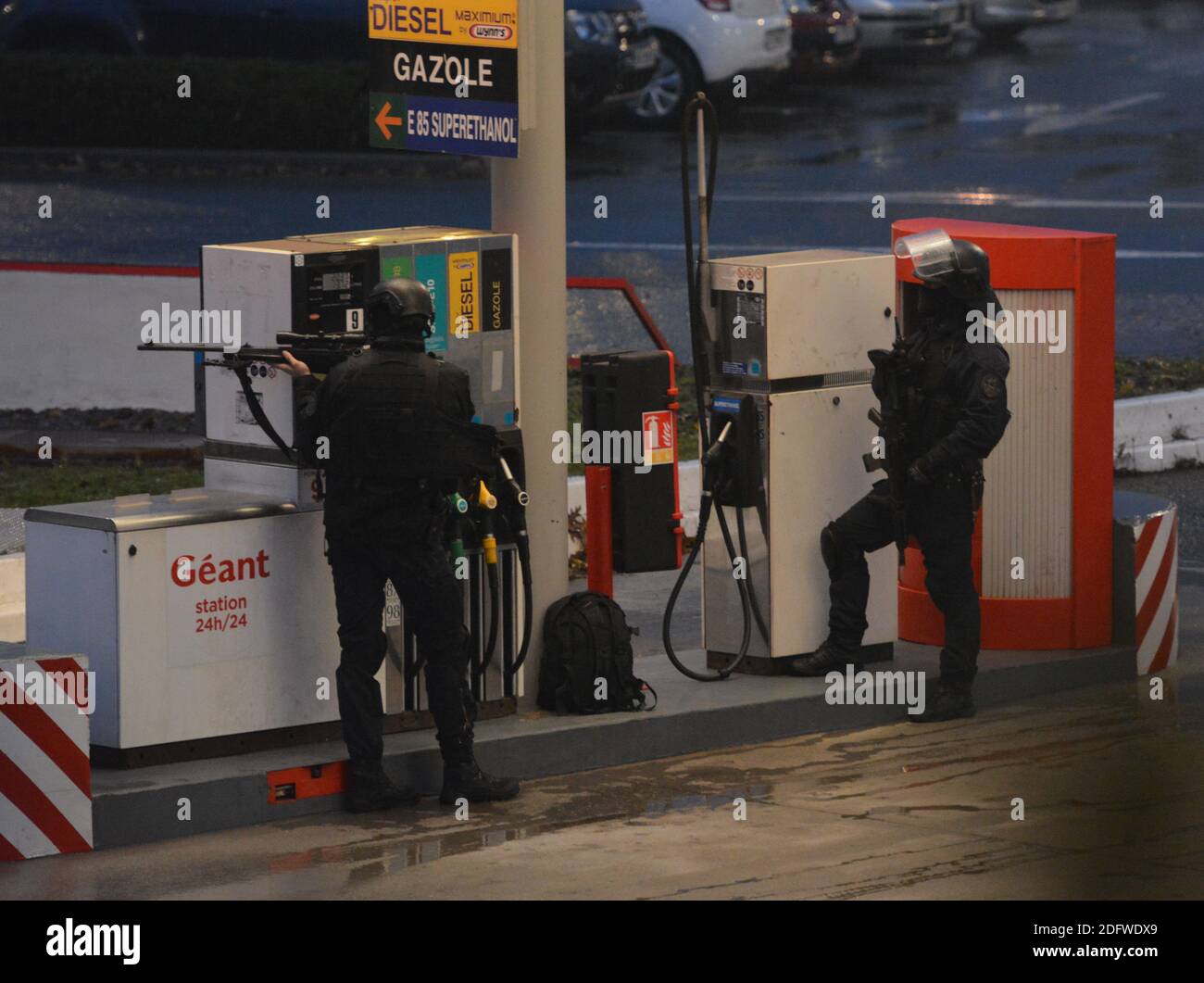 Police carry out an intervention at the car wash station of the Espace  Anjou shopping centre in Angers, western France, on November 23, 2018. A  police intervention was ongoing as a man