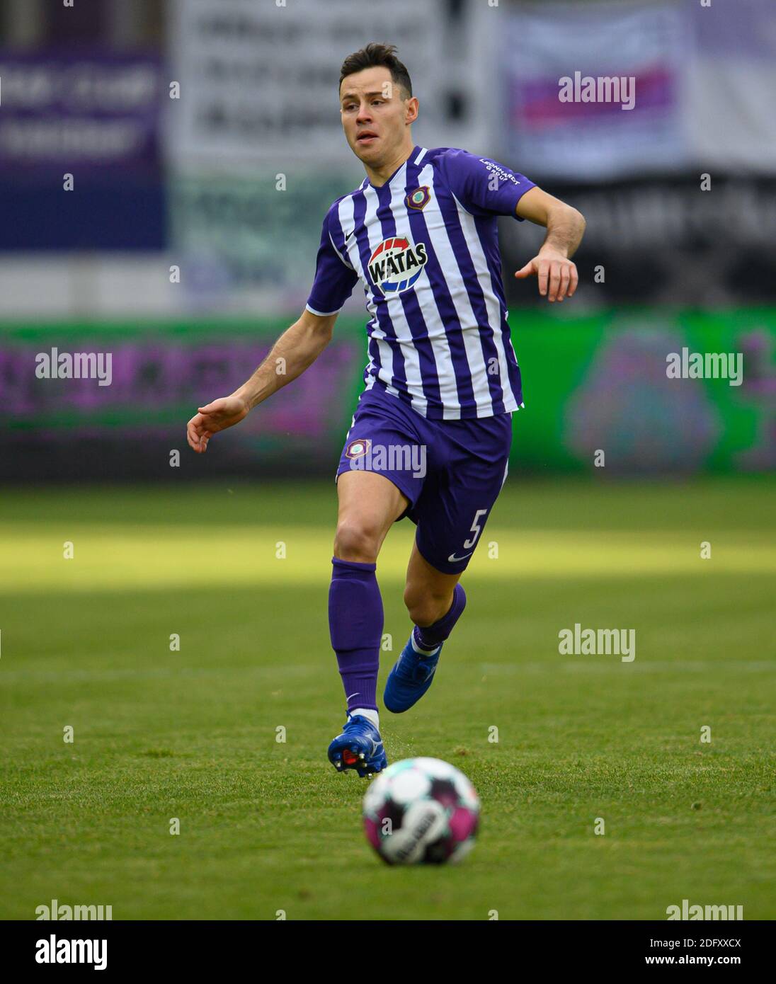 Aue, Germany. 06th Dec, 2020. Football: 2nd Bundesliga, FC Erzgebirge Aue - SSV Jahn Regensburg, 10th day of play, at the Erzgebirgsstadion. Aues Clemens Fandrich plays the ball. Credit: Robert Michael/dpa-Zentralbild/dpa - IMPORTANT NOTE: In accordance with the regulations of the DFL Deutsche Fußball Liga and the DFB Deutscher Fußball-Bund, it is prohibited to exploit or have exploited in the stadium and/or from the game taken photographs in the form of sequence images and/or video-like photo series./dpa/Alamy Live News Stock Photo