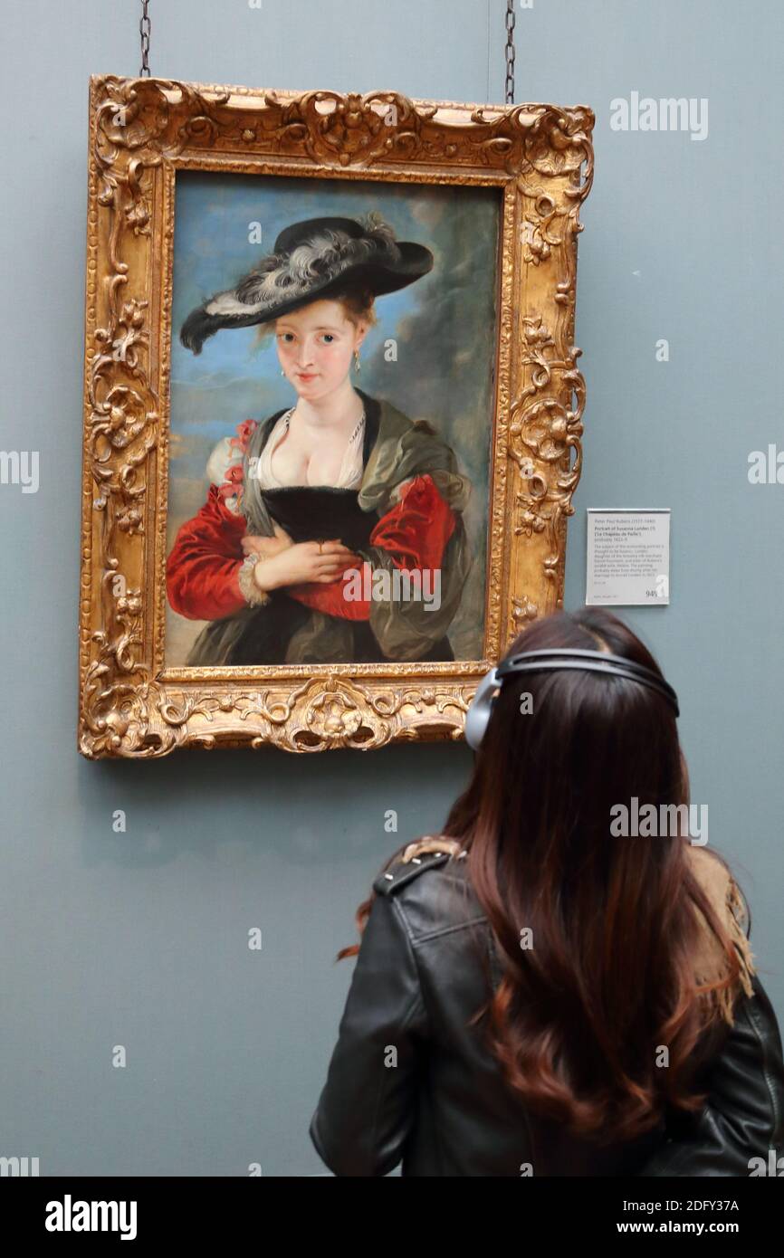 A young woman studying a portrait by Flemish artist Peter Paul Rubens "Le  Chapeau de Paille" at the National Gallery, London, UK Stock Photo - Alamy
