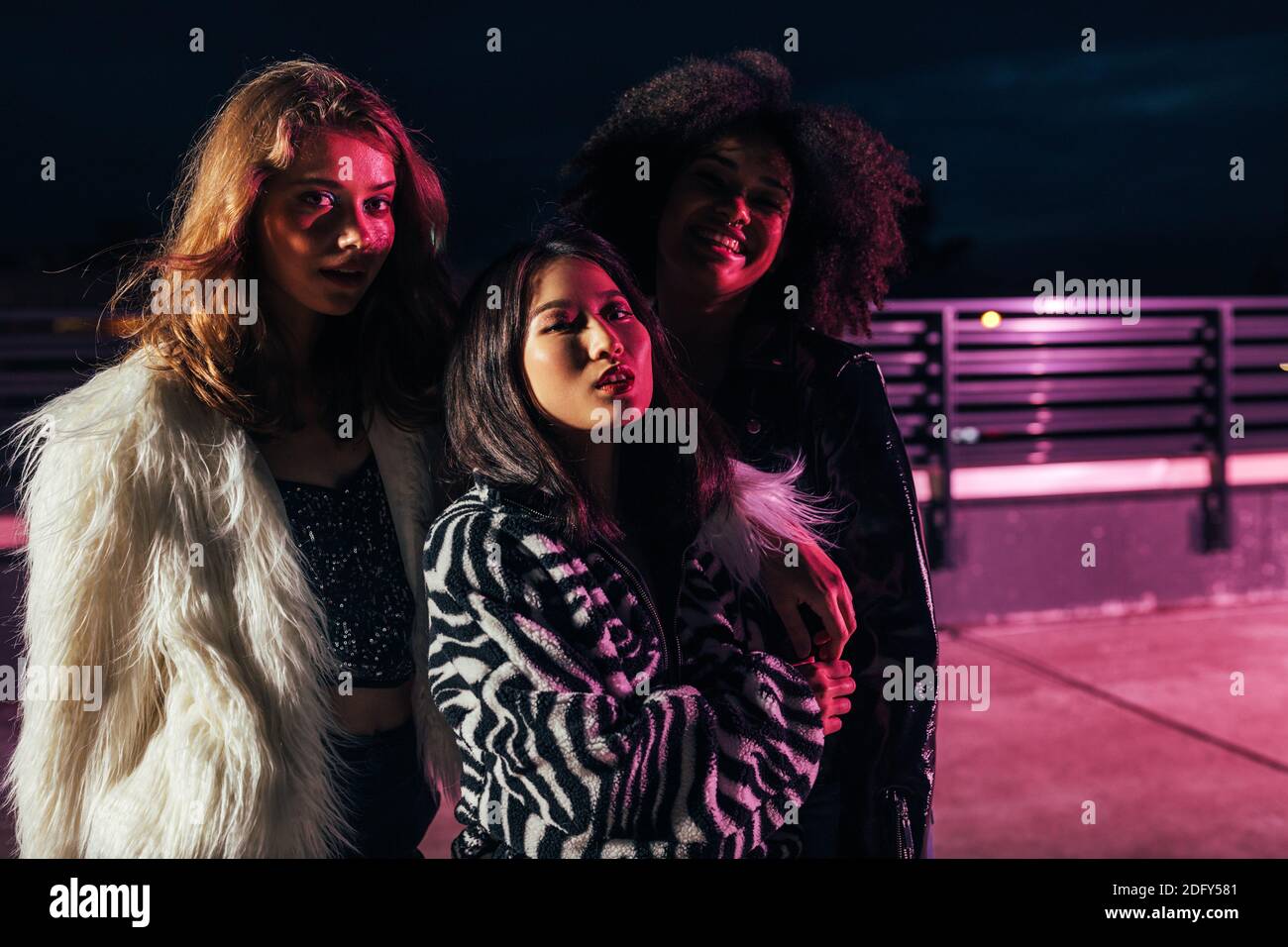 Stylish girls hi-res stock photography and images - Alamy