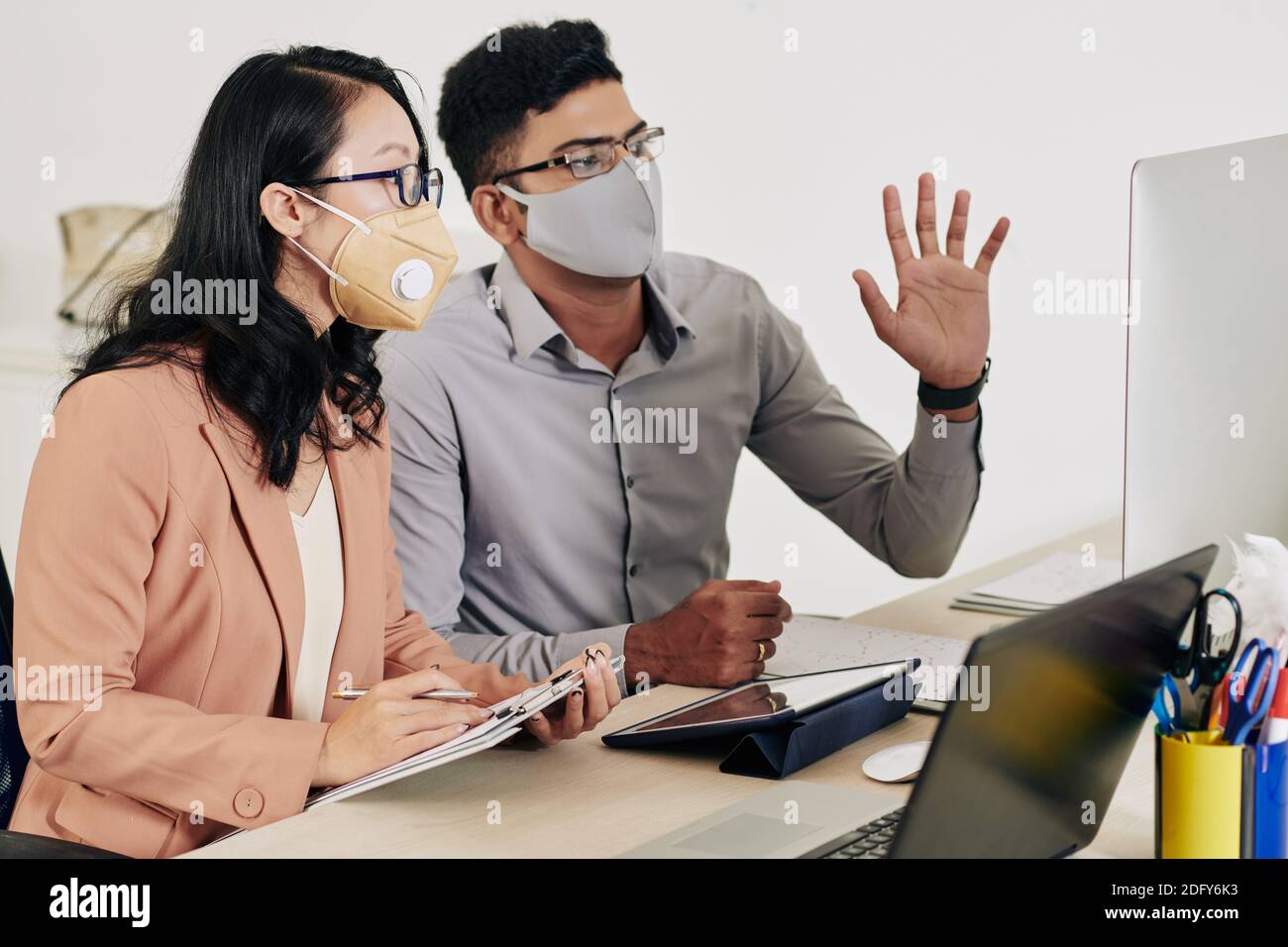 Online meeting place hi-res stock photography and images - Alamy