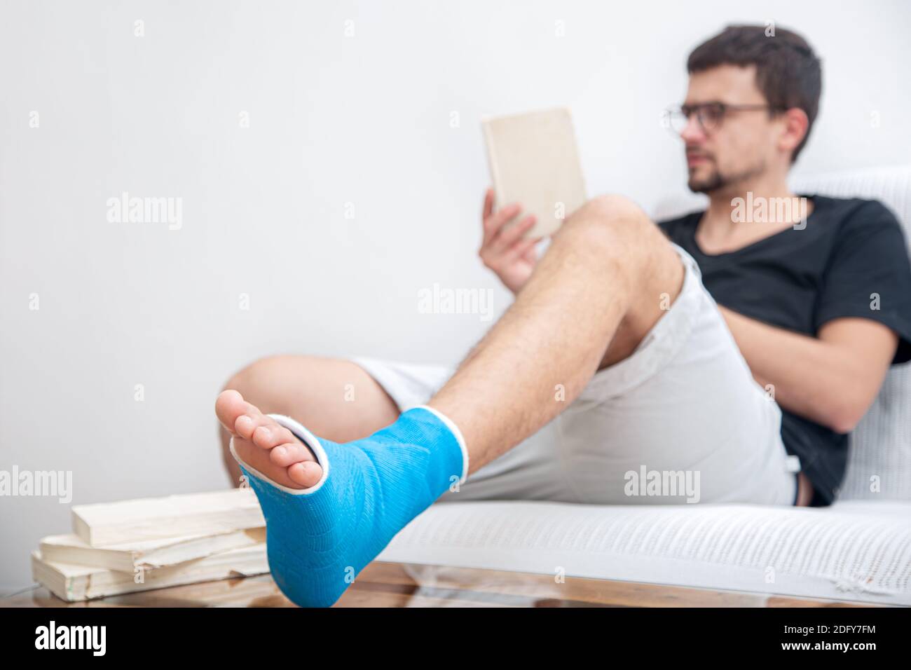 Broken my leg. Растяжение лодыжки сток. Broken my leg. Брук шилдс роды. Broken leg волчок.