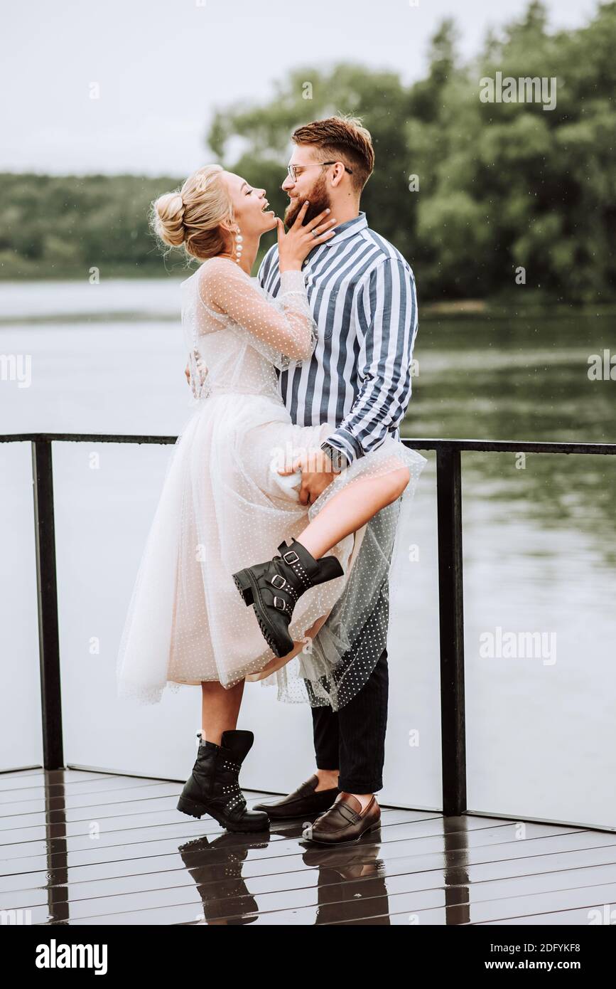 Beautiful bride groom pose hi-res stock photography and images - Alamy
