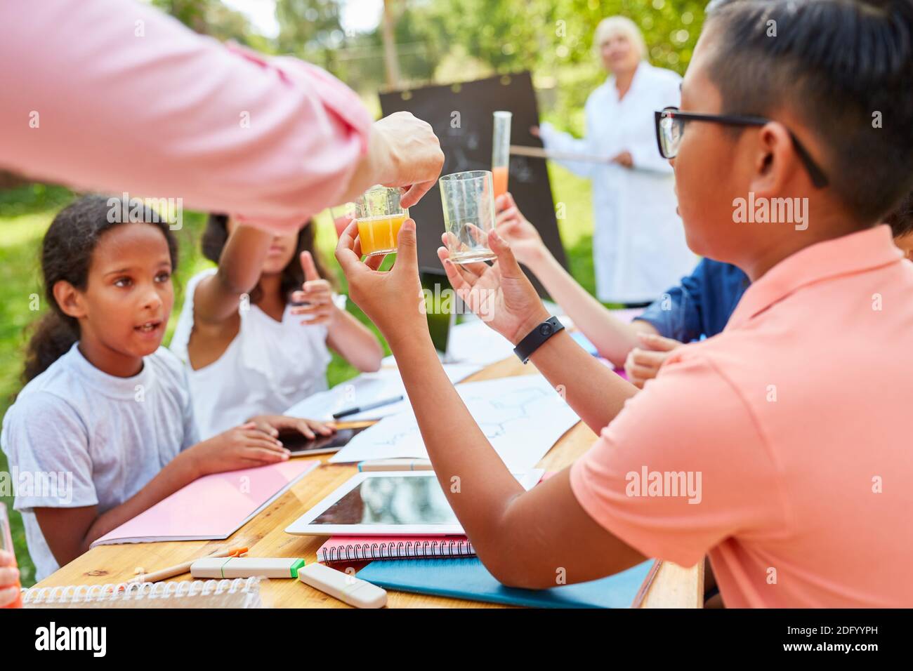 During tutoring, children do an experiment in the chemistry vacation course Stock Photo
