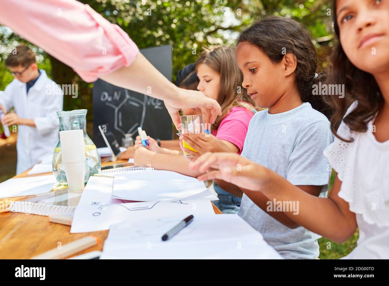 Children learn and do experiments in the summer school's summer tutoring vacation course Stock Photo