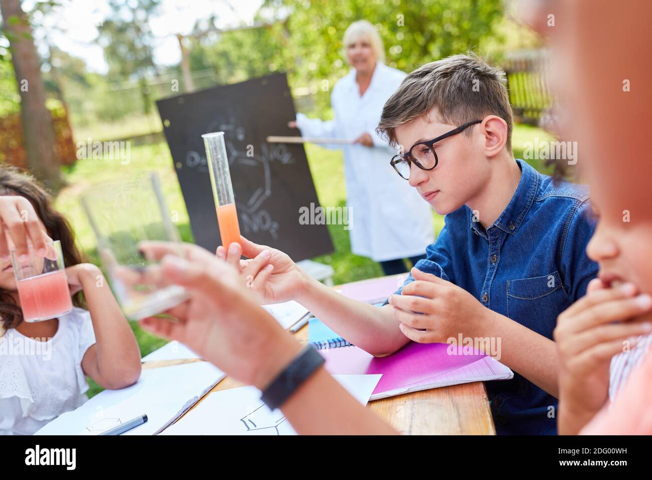 Children learn together in the chemistry tutoring vacation course and do experiments Stock Photo