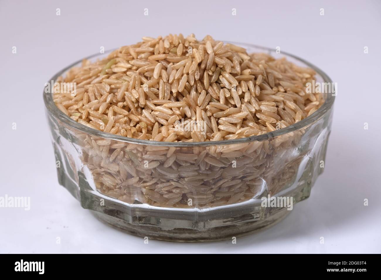 Rawfields Brown Rice Raw brown rice in a bowl Stock Photo - Alamy