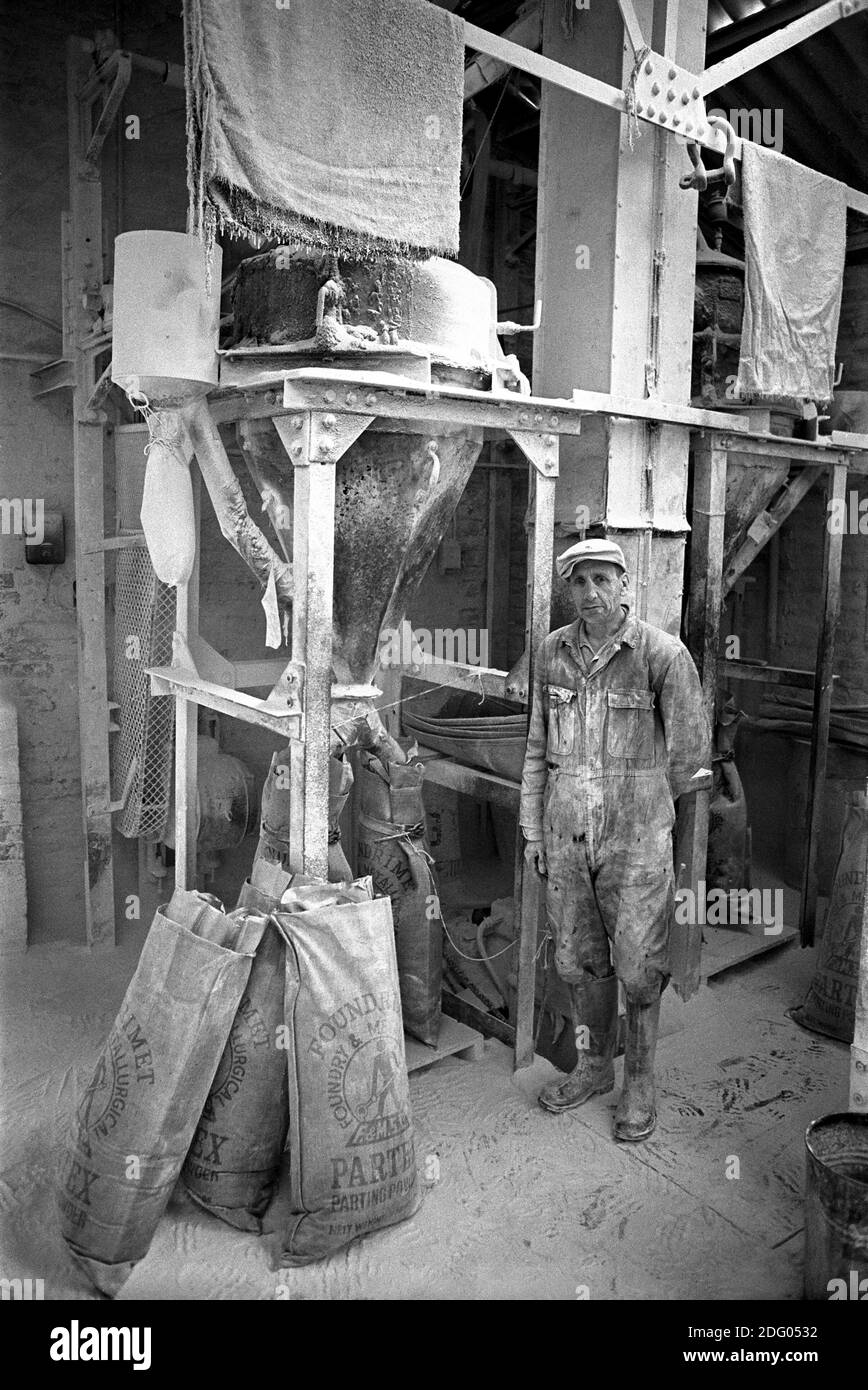 UK, London, Docklands, Isle of Dogs. early 1974. Factory near to Coldharbour. Partex Parting Powder manufacture, Foundrimet, Foundry & Metallurgical. Here, the bags are being filled. Exported to Sweden. The workers were given 3 pints of milk a day because of the dust, £10 Xmas bonus and drinks in The Gun, a nearby pub. Stock Photo