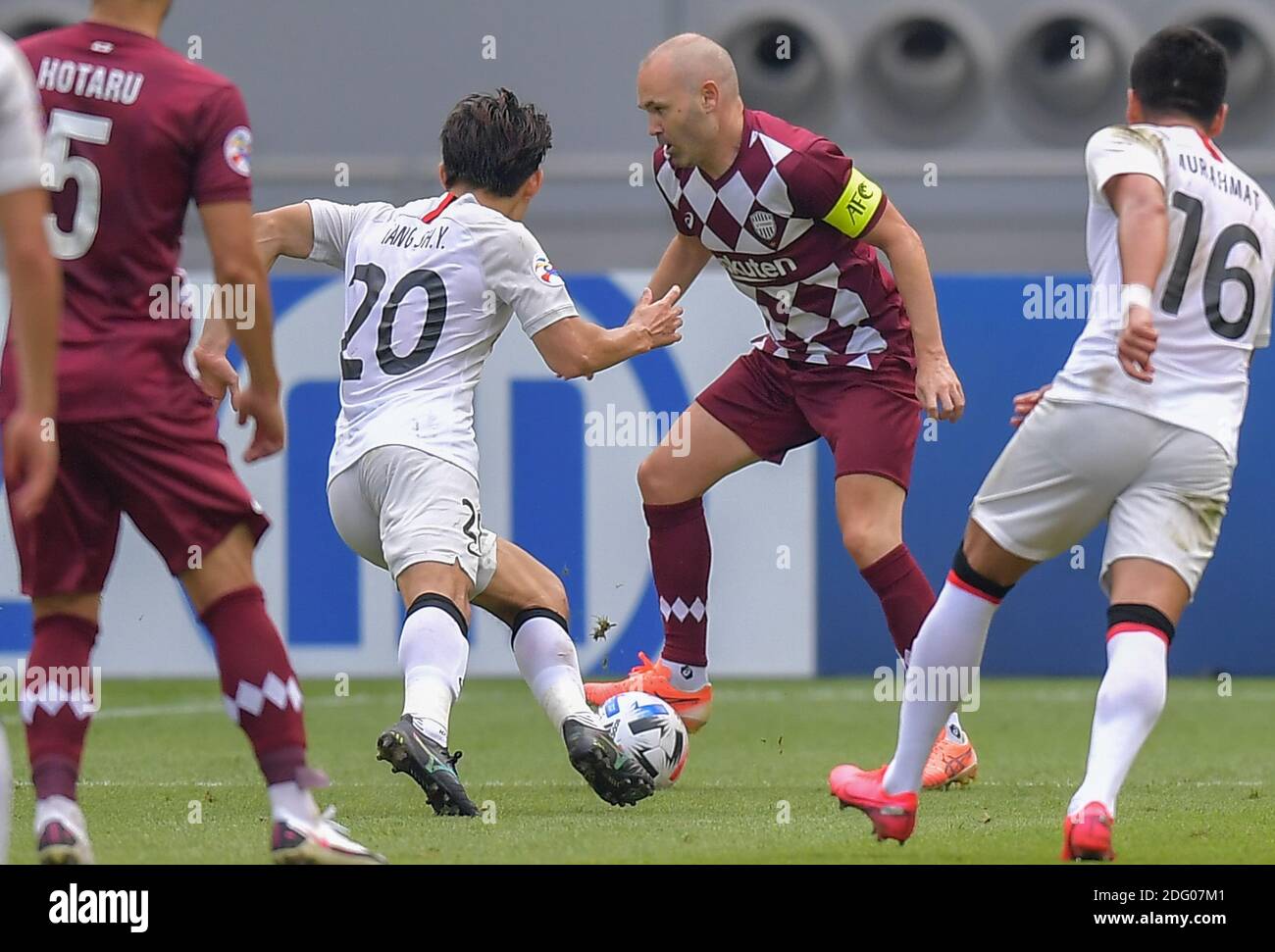 Doha, Qatar. 7th Dec, 2020. Andres Iniesta (2nd R) of Vissel Kobe competes during the round of 16 match of the AFC Champions League between Shanghai SIPG FC of China and Vissel Kobe of Japan in Doha, Qatar, Dec. 7, 2020. Credit: Nikku/Xinhua/Alamy Live News Stock Photo