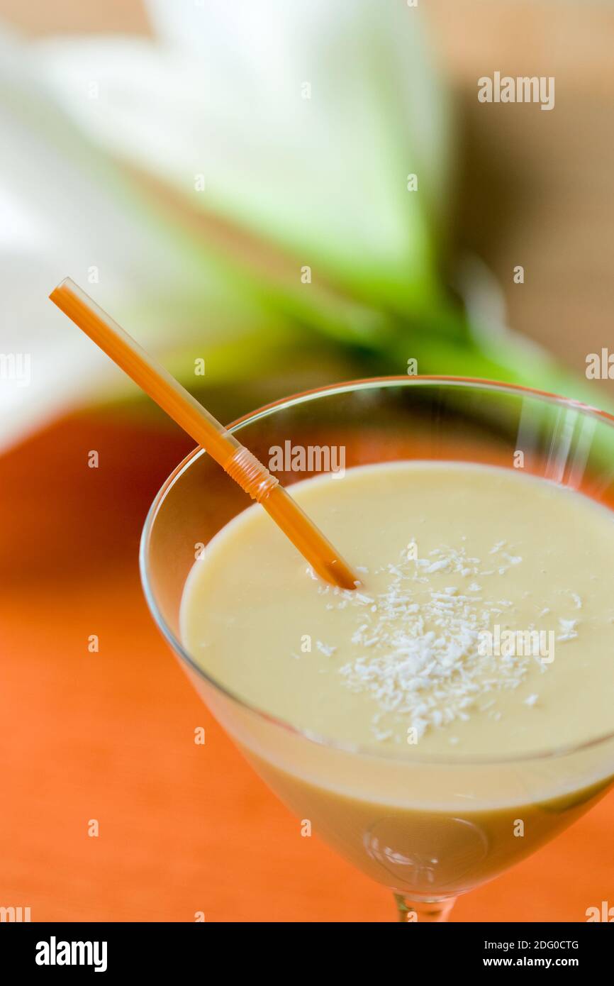 Bananensaft mit Kokos - Banana smoothie with coco Stock Photo - Alamy
